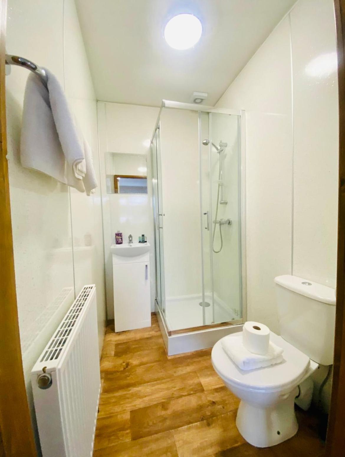 Tulip Cabin With Hot Tub ยอร์ค ภายนอก รูปภาพ